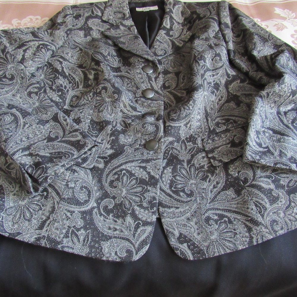 Le Suit 2-PIECE PRINT JACKET & BLACK SKIRT SUITE PLUS SIZE 14W
